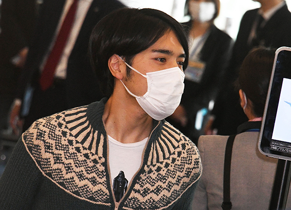 　　当地时间2021年11月14日，日本东京，真子公主（小室真子）同丈夫小室圭现身羽田国际机场，准备飞往美国纽约。人民视觉&nbsp; 资料图