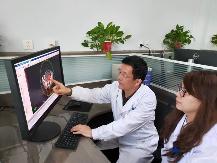 山西省肿瘤医院胸科一病区主任李杰（左）