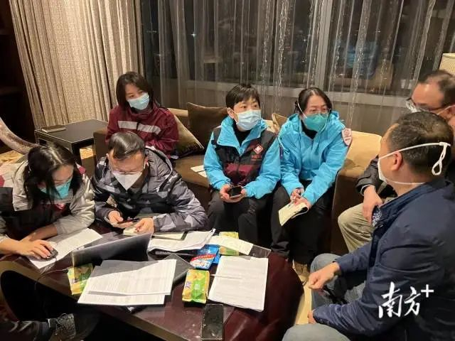 4月3日深夜抵达上海后，广东援沪医疗队连夜制订工作计划。受访者供图