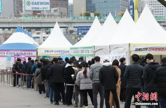 当地时间3月23日，韩国首尔，市民们正在排队接受新冠检测。图片来源：视觉中国