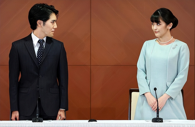 日本真子公主找到新工作后首亮相!素颜出街太少女,驸马爷显苍老|小室圭|纽约|造型|小室|上班_新浪新闻