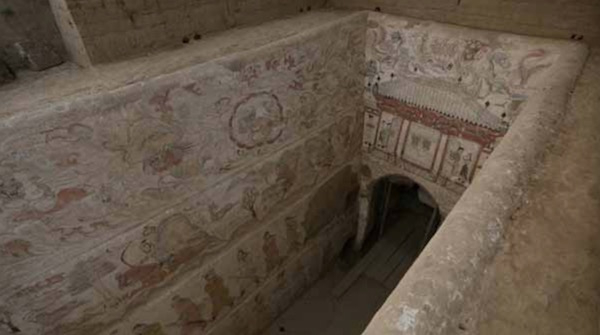 九原岗北齐墓葬上层壁画顶端白灰层弧形“卷边”