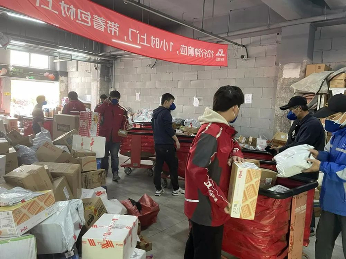 财联社记者实拍京东徐汇南宁路营业点今早运营现场