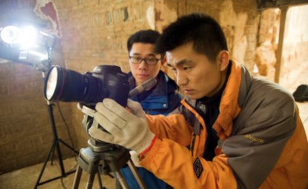 壁画揭取过程的全程跟踪摄像与摄影记录