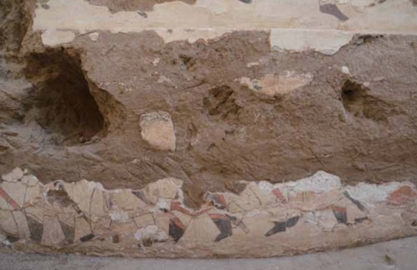 东壁第四层白灰层脱落、颜料层脱落