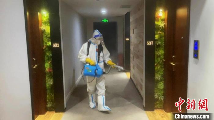 对隔离酒店进行消杀 陈小亮供图
