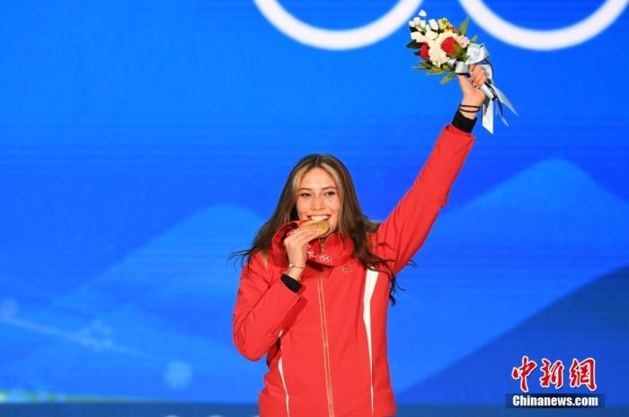 资料图：2月8日晚，北京冬奥会自由式滑雪女子大跳台颁奖仪式在北京颁奖广场举行。图为获得冠军的中国选手谷爱凌在颁奖仪式上。 中新社记者 李骏 摄