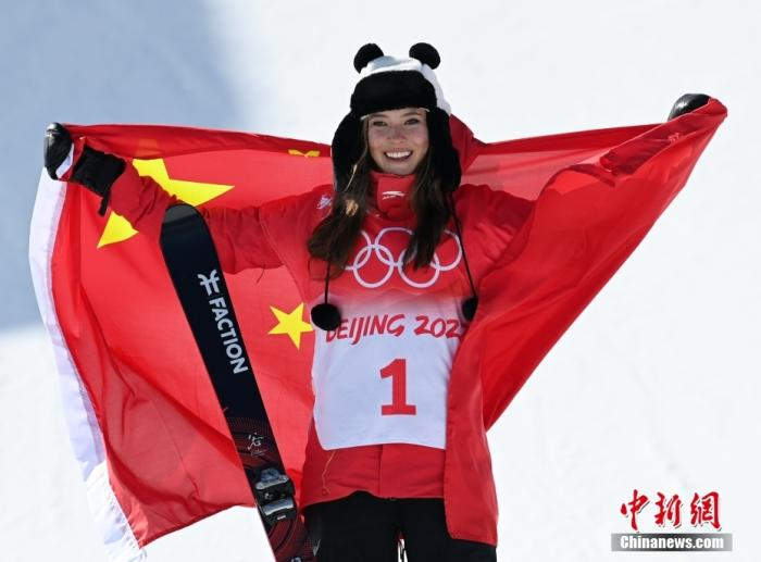 资料图：2月18日，中国队选手谷爱凌在颁发纪念品仪式上。当日，北京2022年冬奥会自由式滑雪女子U型场地技巧决赛在张家口云顶滑雪公园举行。中国队选手谷爱凌夺得此项目金牌。 中新社记者 翟羽佳 摄