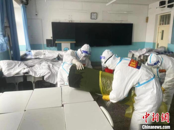 打包处置感染者物品 陈小亮供图