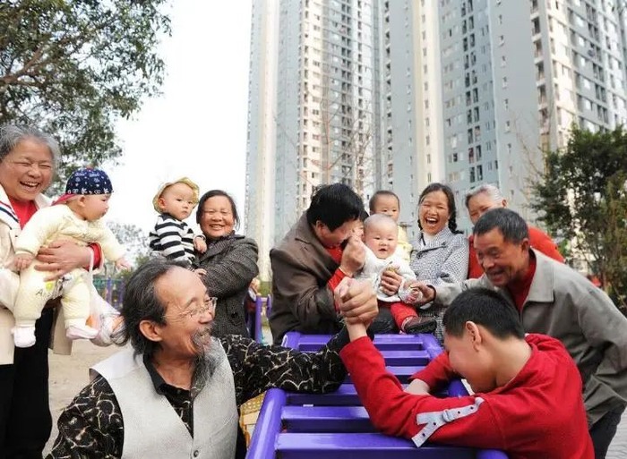 康居西城公租房休闲广场老人与孩子“较量”（资料图）。市住房城乡建委供图