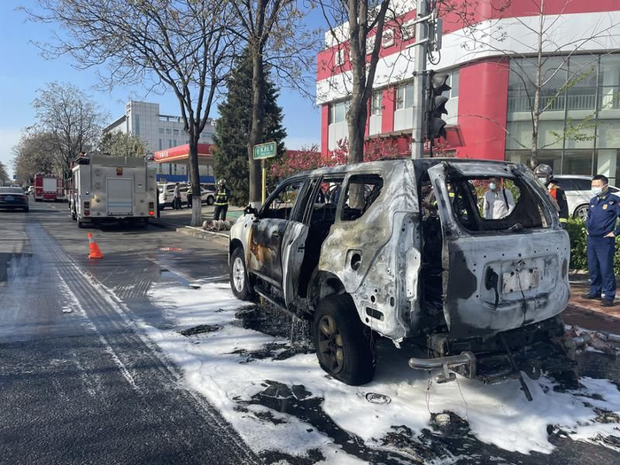 ▲自燃车辆的明火被顺利扑灭。 经开区消防供图