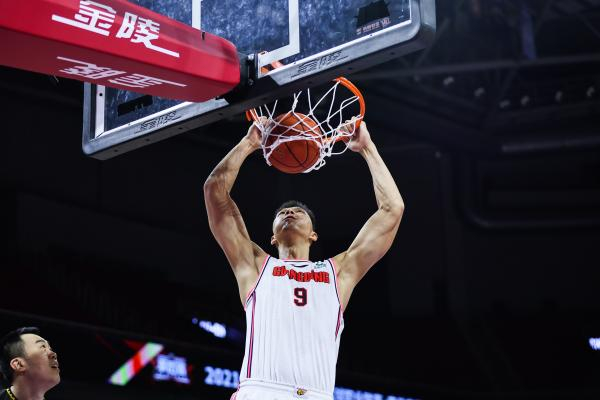 易建联依然没有放弃坚持。