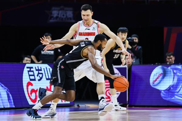 易建联仍在在场上拼尽全力。