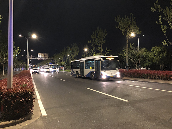 坐满以后，车辆将村民转移到隔离酒店。