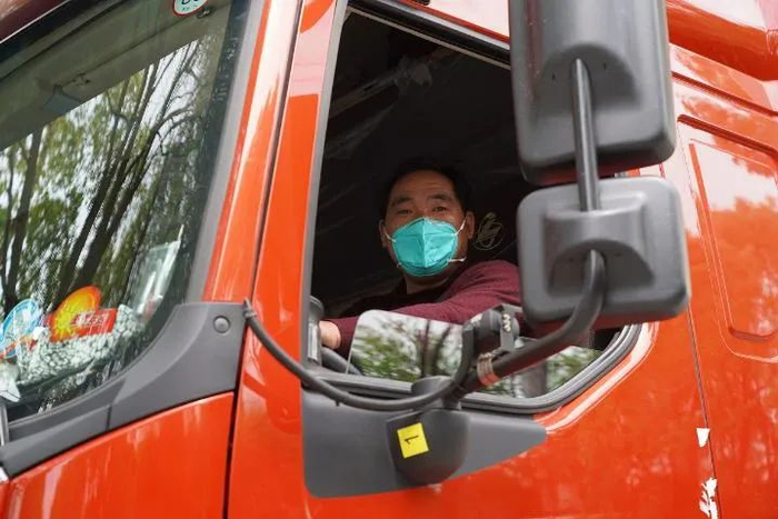 货车司机杨来宝。新华社记者 王辰阳 摄（4月15日摄）