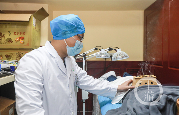 △医生正在用中医传统手段为患者进行康复治疗。