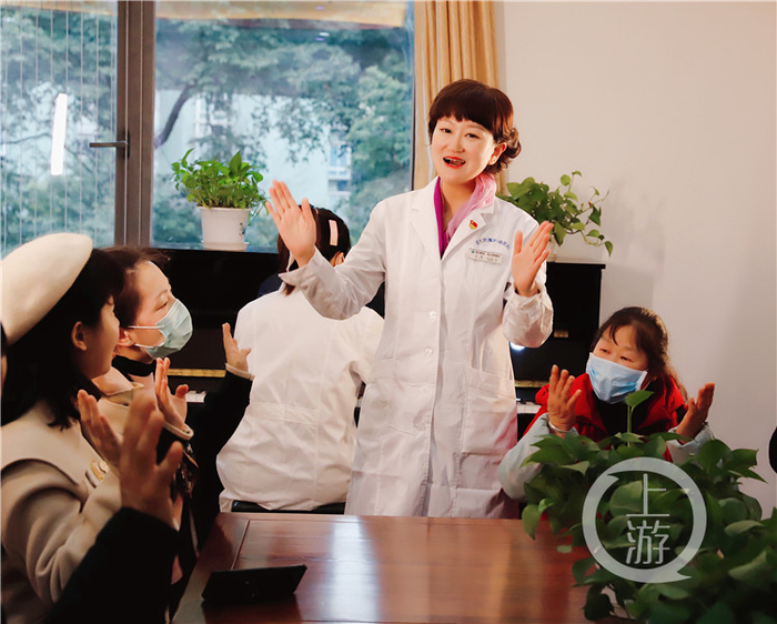 △王维用音乐疗法帮助康复期的肿瘤病人。