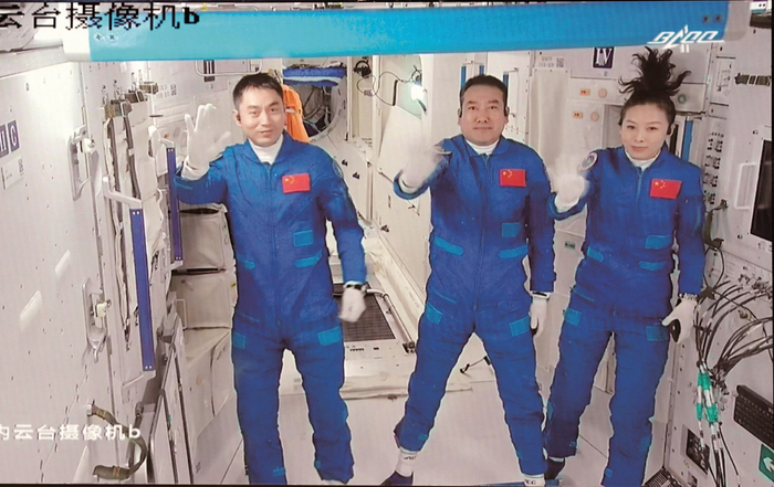 神舟13号成功返回地球,外表烧得漆黑,火箭发射为啥不会烧黑?|神舟十三号|飞船|返回舱|十三号|降落伞_新浪军事_新浪新闻