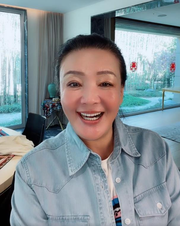 张兰自曝婚姻状态,透露与汪小菲爸爸复合,还大方夸赞老公很帅