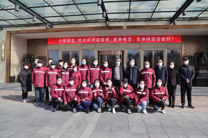 　　返程当天，内蒙古援吉疾控队合影留念。（受访者供图）