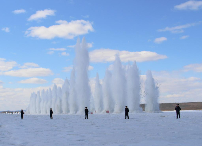 　　黑龙江出入境边防检查总站塔河边境管理大队民警在黑龙江破冰爆破现场警戒。新华社发（褚福超 摄）