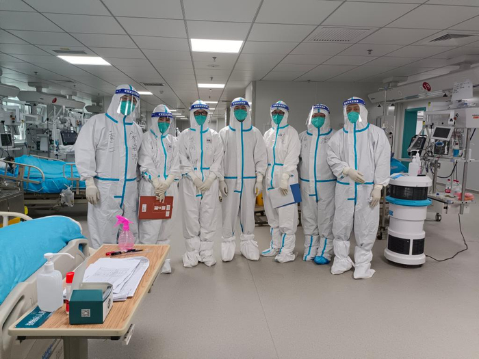 　　张丽娜（左三）在吉林省人民医院与重症团队医护人员合影。（受访者供图）