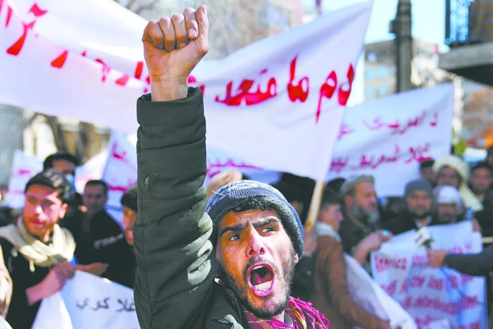 2022年2月15日，阿富汗民众在喀布尔抗议美国挪用阿央行资产。