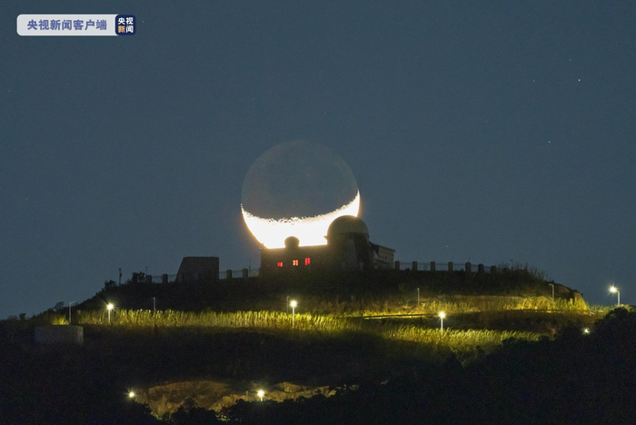 3月8日，大气科学学院老师高斯用超长焦镜头拍摄的月临天琴计划激光测距台站
