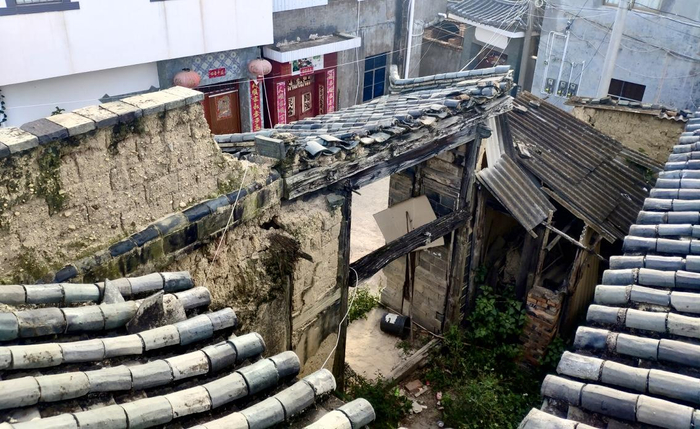 建水县荒地村老屋修缮前。受访者供图