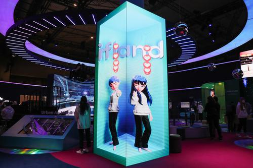 ▲2022年3月1日，在西班牙巴塞罗那2022世界移动通信大会上的虚拟偶像。图/新华社
