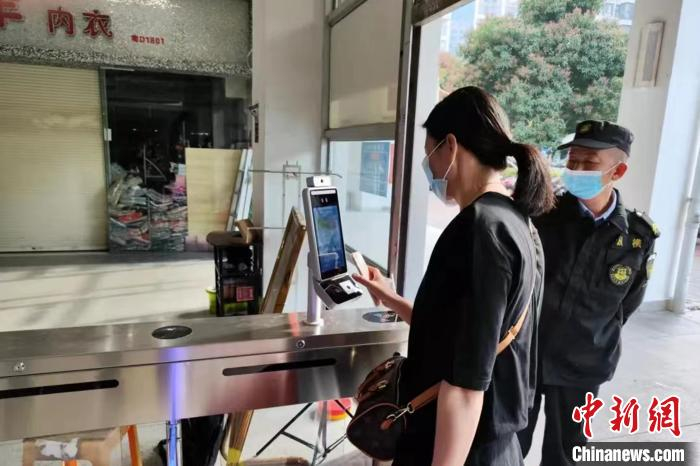 石狮服装城每个出入口都安装了智能防疫道闸系统。　石狮服装城供图