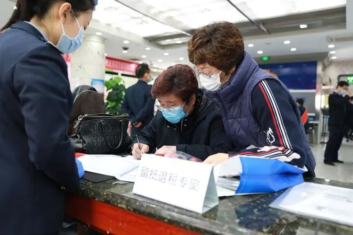 4月1日，天津市和平区税务局工作人员指导纳税人进行小微企业增值税留抵退税操作。新华社发