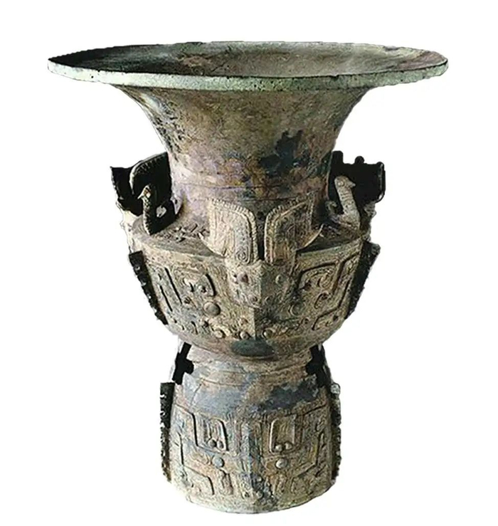 湖南华容出土的商大口折肩青铜尊