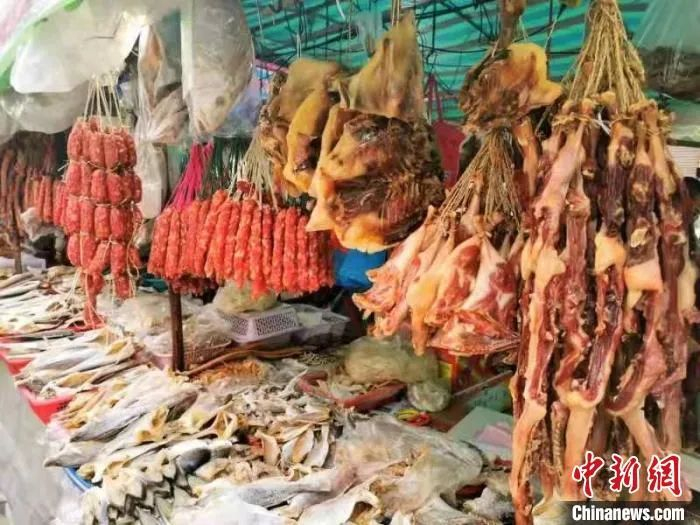 资料图：在侨乡江门，广式腊味是秋冬季节最受民众欢迎的食材。（李晓春 摄）