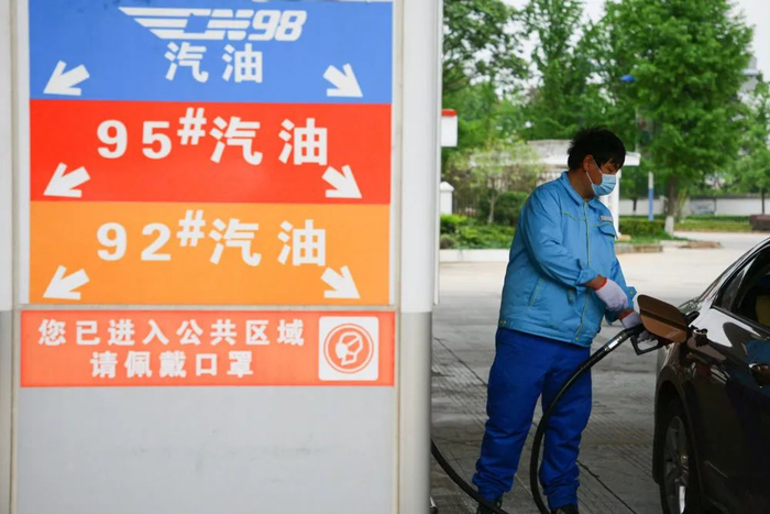  4月15日，在云南省曲靖市，一加油站工作人员给汽车加油。新华社发（杨俊鹏 摄）