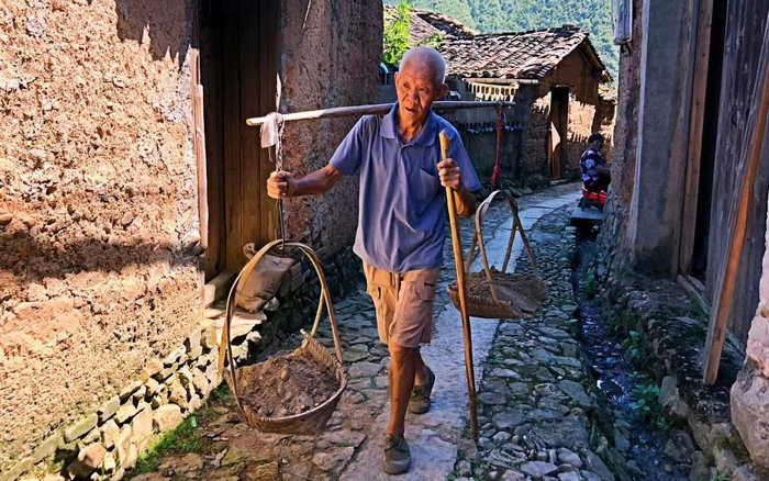 松阳村民也参与到修老屋行动中，自己挑土修房。受访者供图