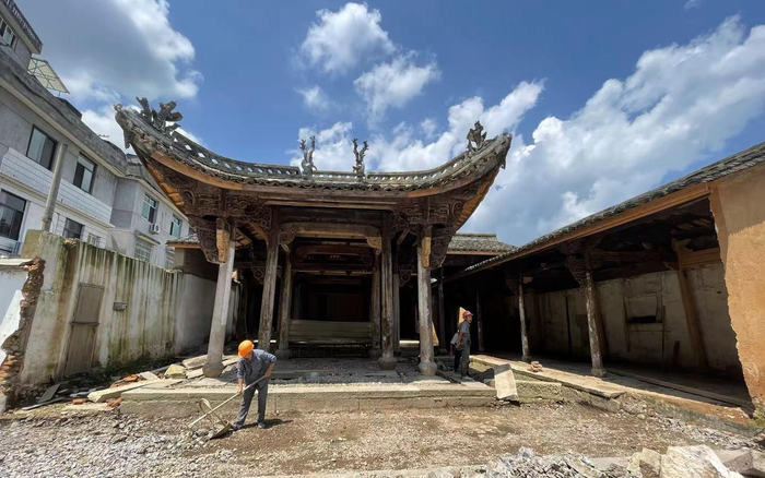 浙江松阳，工匠们在修缮老屋。受访者供图