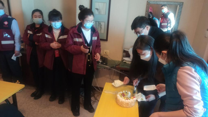 　　宋明昊生日当天，流调班的成员们分享一个小蛋糕。（受访者供图）