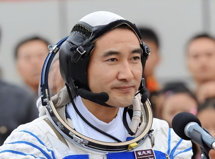 “太空漫步第一人”,航天英雄翟志刚,竟是母亲卖瓜子供出来的!|父母|出舱|格局|宇航员|航天员_新浪新闻
