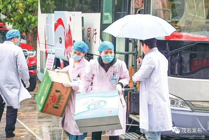 采血护士有条不紊地忙碌着。