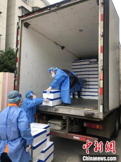 台州三门鲜甜礼包装车 陈玲玲 摄