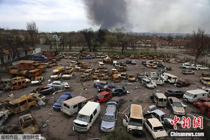 4月18日的马里乌波尔。背景中的亚速钢铁厂正在冒出浓烟。