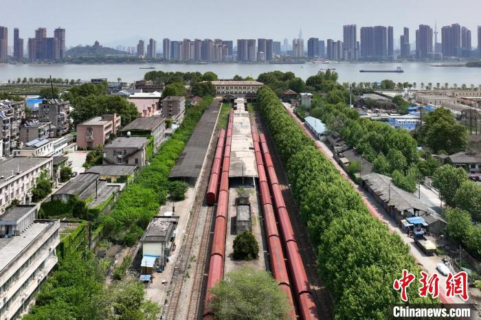 改造以沿铁路和沿滨江为轴线，串联各文保及历史建筑、站前广场、浦口码头以及滨江景观带等。　泱波 摄