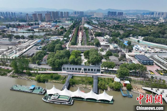 长江、浦口码头、浦口火车站、城市楼宇，这里采取渐进式、织补式的“微更新”改造，“探寻”历史文化脉络。　泱波 摄