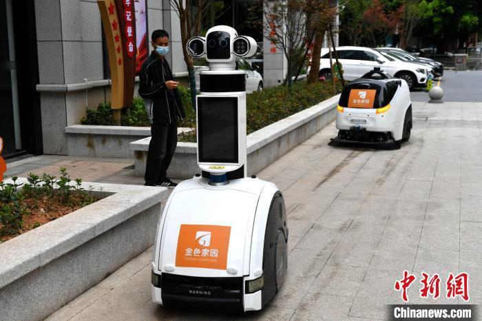 图为：机器人“小金”和“白墩墩”。　吕明 摄