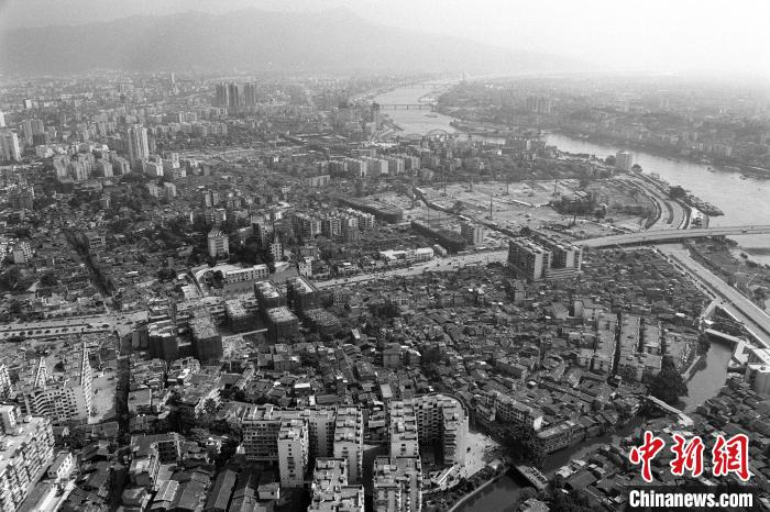 图为：苍霞棚屋区旧照，资料图。　苍霞街道供图