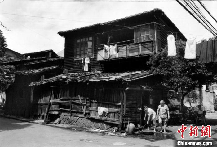 图为：棚屋区改造前，苍霞正义路27号70平方米木屋，上下4 层，里面住着8户、30口人，资料图。　苍霞街道供图