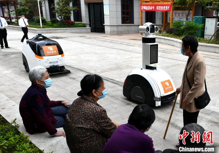 机器人“小金”和“白墩墩”成为苍霞新城的“网红”兄弟。　吕明 摄