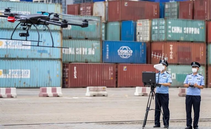 海口出入境边防检查总站秀英边检站的工作人员利用无人机巡查。