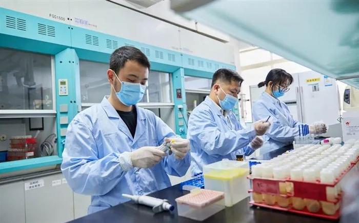 在海口海关技术中心，技术人员对各类免税商品和入境货物进行质量检测。